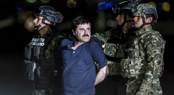 El Chapo, aresztowany przez meksykańskich żołnierzy, stoi w kajdankach.