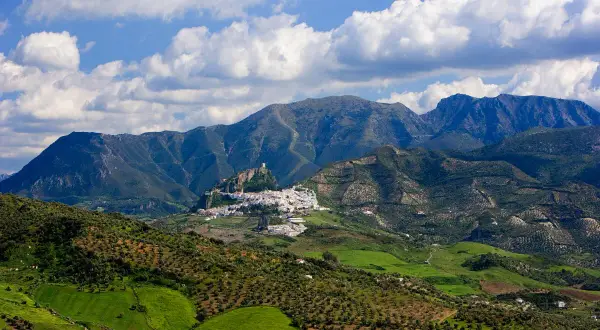 Pueblo blanco en la sierra de Grazalema, ideal para rutas de senderismo.