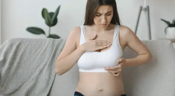 Kobieta w ciąży zaniepokojona wyczuwa zmiany w piersiach, być może siara z piersi zaczyna się pojawiać.