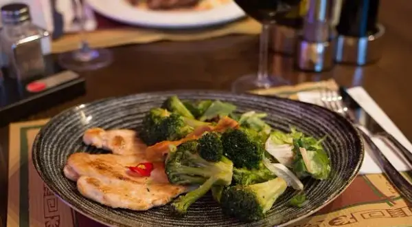 Jak przygotować filet z kurczaka jak z restauracji i zaskoczyć gości