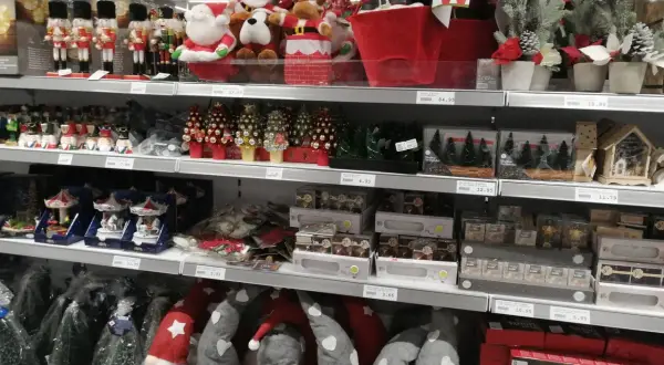 Odkryj, od kiedy ozdoby świąteczne w sklepach zaczynają się pojawiać