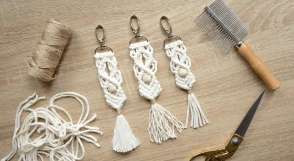Jak zrobić zawieszkę do smoczka makrama - proste instrukcje DIY