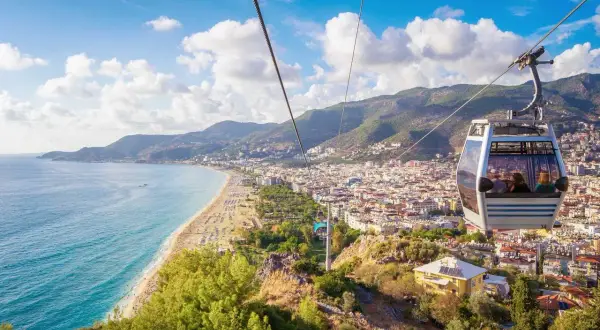 Linbana över Dimcay Alanya med utsikt över stranden och staden.