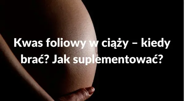 Brzuch kobiety w ciąży z napisem: Kwas foliowy w ciąży – kiedy brać? Jak suplementować?