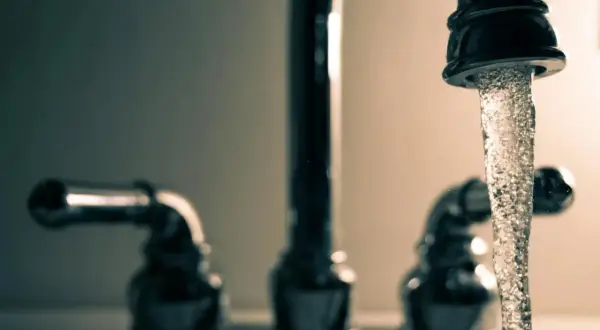Eau du robinet qui coule, rappelant le danger du chlore. L'eau, source de vie, peut aussi cacher des risques.