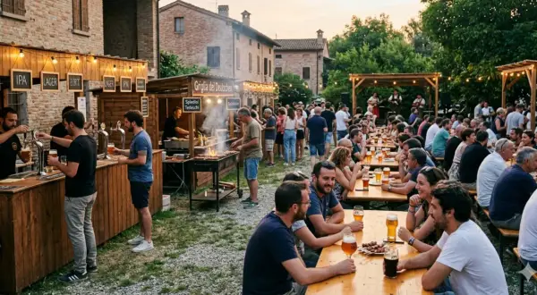 Festa della birra con grigliata e musica dal vivo. Gente seduta ai tavoli, birre e spiedini.