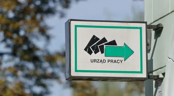 Znak "Urząd Pracy" z zieloną strzałką. Czy to miejsce pomoże odpowiedzieć na pytanie, ile wynosi bezrobocie w Polsce?