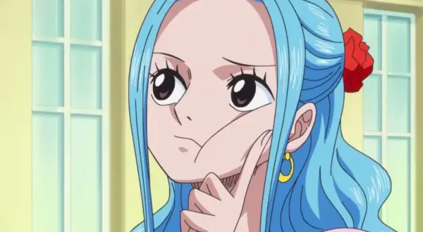 Miss Wednesday aus One Piece, mit blauen Haaren und einem roten Rosen-Accessoire, denkt nach.