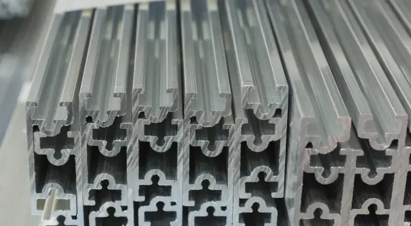 Profili in alluminio estrusi, pronti per essere lavorati o assemblati. La finitura superficiale è liscia, ideale per chi deve sverniciare alluminio per successive verniciature.