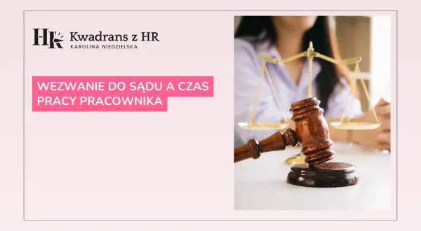 Wezwanie do sądu a praca. Młotek sędziowski i waga sprawiedliwości.