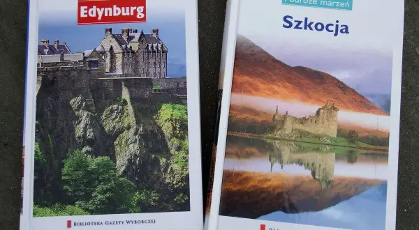 Dwie książki o podróżach: "Edynburg" z zamkiem na skale i "Szkocja" z zamkiem nad jeziorem. Idealne do planowania wycieczek po Szkocji.