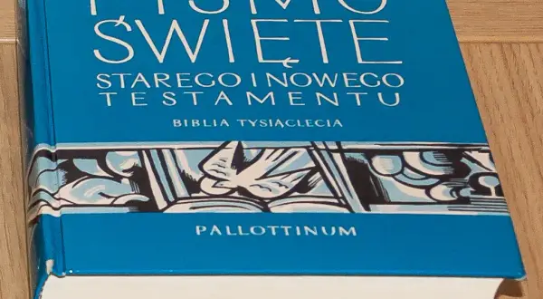 Kto tłumaczył Biblię Tysiąclecia? Poznaj kulisy i zespół 40 biblistów