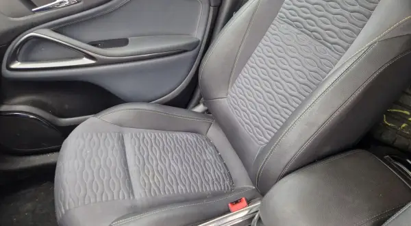 Wnętrze samochodu Opel Astra J: siedzenie z tapicerką i panel drzwi.