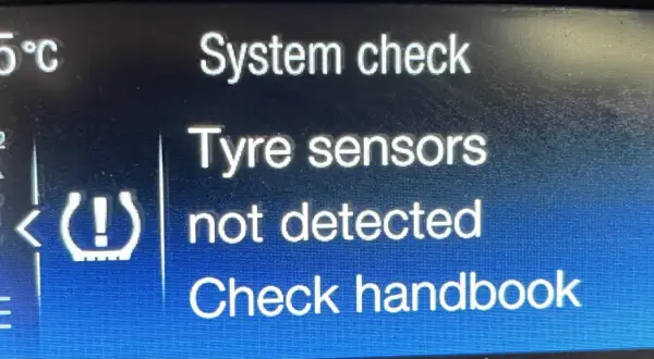 Ford Fiesta : "System check. Tyre sensors not detected". Vérifiez le manuel.