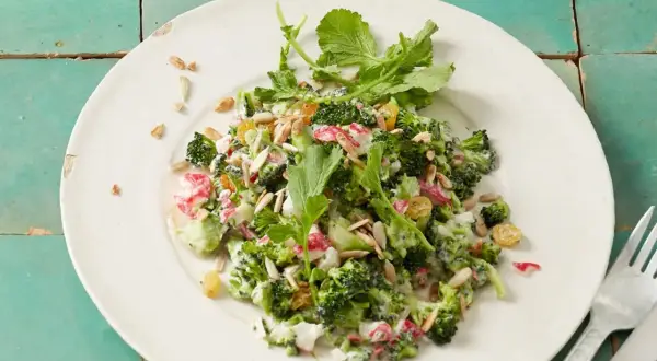 Frischer Brokkolisalat mit cremiger Soße, Rosinen und Sonnenblumenkernen, zubereitet im Thermomix.