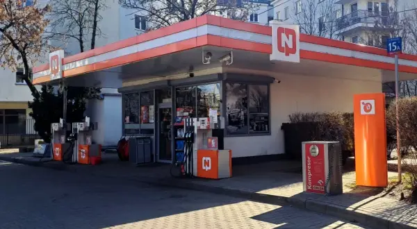 Stacja paliw z logo N. Widoczne dystrybutory paliwa, sklep i kompresor. CPN skrót od "Centrala Produktów Naftowych" to historyczna nazwa takich miejsc.