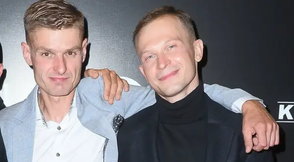 Aktorzy z filmu o Tomaszu Komendzie pozują razem, jeden z nich ma rękę na ramieniu drugiego.