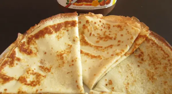 Délicieuses crêpes maison, parfaites pour 6 personnes. Un pot de pâte à tartiner Nutella est prêt à être dégusté avec cette pâte à crêpe classique.