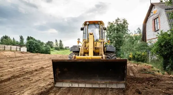 Ile kosztuje wyrównanie działki? Sprawdź, co wpływa na ceny