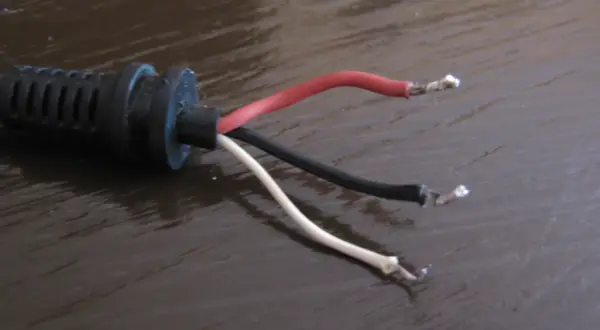 Który kabel to plus w zasilaczu? Oto jak uniknąć błędów przy podłączaniu
