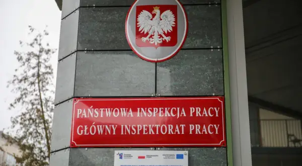 Tablica Państwowej Inspekcji Pracy. Wkrótce zmiany w prawie pracy 2026.