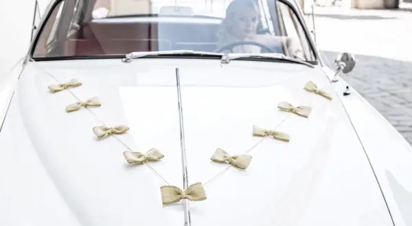 Jak ustroić auto do ślubu? Inspiracje, trendy i bezpieczny montaż