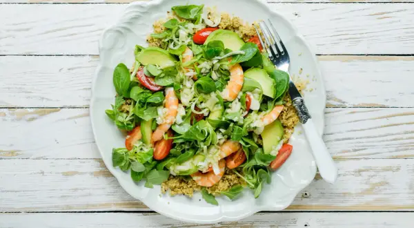 Ensalada fresca con quinoa, gambas, aguacate y tomates. Una deliciosa receta con quinoa, perfecta para una comida ligera y nutritiva.