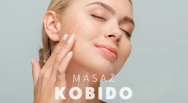 Kobieta z zamkniętymi oczami odczuwa delikatny dotyk podczas masażu twarzy. Graficzne linie wskazują kierunek liftingu. Masaż Kobido, znany z naturalnych efektów, nie powoduje skutków ubocznych.
