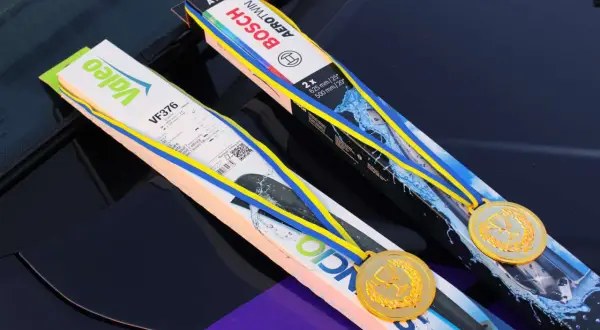 Två förpackningar med torkarblad, Valeo och Bosch, med medaljer. Vilka torkarblad ska jag ha?