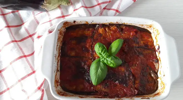 Parmigiana di melanzane non fritte, un piatto gustoso e leggero, pronto per essere servito.