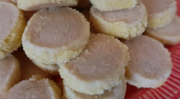 Små, runda, sockerbeströdda kakor som ser ut att vara perfekta för roliga kakor barnkalas.