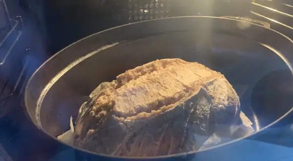 Pain doré en pleine cuisson dans une cocotte au four. La chaleur tournante ou pas, le résultat sera parfait !