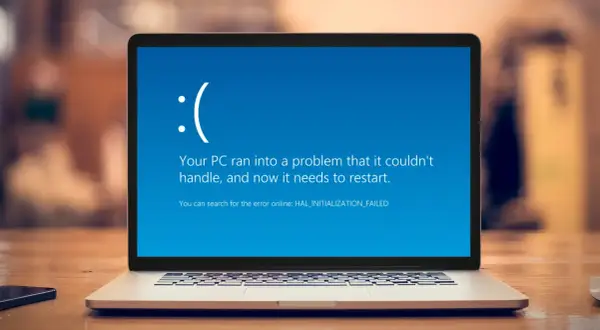 Laptop z niebieskim ekranem Windows 11, wyświetlającym komunikat o błędzie HAL_INITIALIZATION_FAILED.