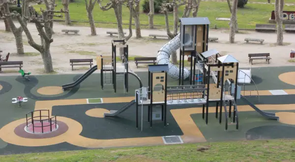 Parque de la Palma Baiona con toboganes, columpios y estructuras de juego.