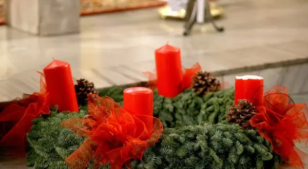 Jakie są symbole adwentu i ich znaczenie w tradycji świątecznej