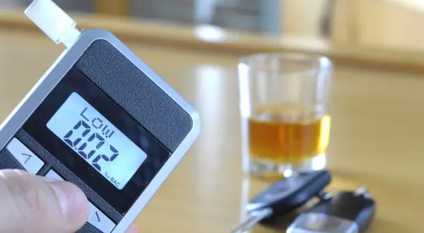 Alkomat pokazuje 0.02% BAC. Zastanawiasz się, alkomat ile można mieć, by bezpiecznie prowadzić? Pamiętaj o odpowiedzialności.