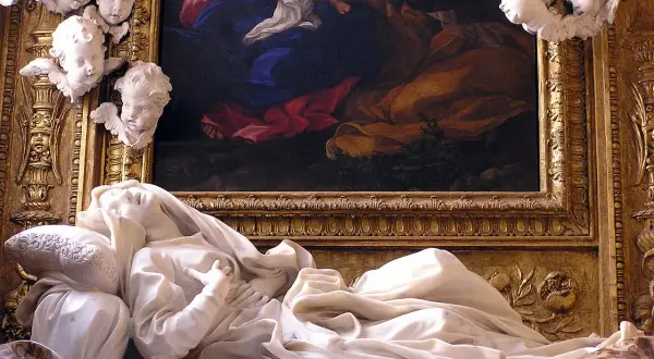 Scultura di Santa Ludovica in estasi, con angeli putti e un dipinto sullo sfondo.