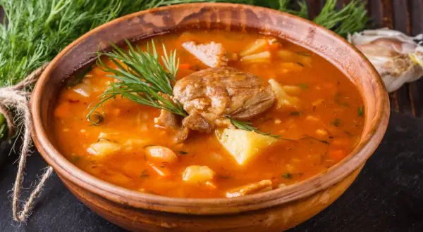 Aksamitna zupa ogonowa przepis na rozgrzewający obiad. Mięso, ziemniaki i koperek w aromatycznym bulionie.