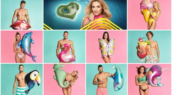 Uczestnicy Love Island 4 pozują z dmuchanymi zabawkami: ustami, delfinem, flamingiem, motylem, drinkiem, foką, papugą, rekinem i narwalem.