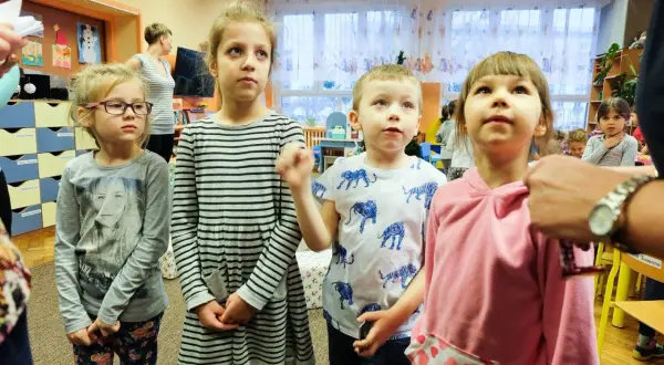 Dzieci w przedszkolu, zastanawiają się ile godzin spędzą dziś na zabawie.