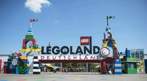 Brama wejściowa do Legoland Deutschland, ozdobiona klockami Lego i figurkami.