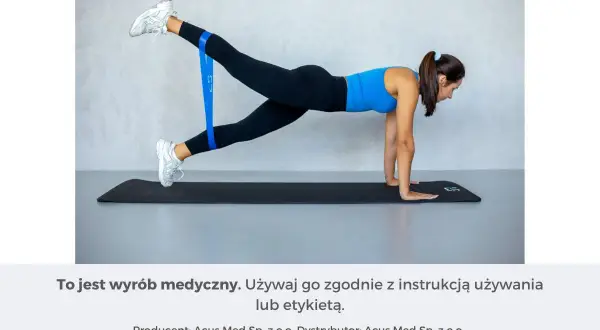 Kobieta ćwiczy z taśmą oporową, unosząc nogę. To może pomóc w walce z zakwasami.