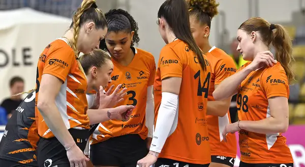 Siatkarki w pomarańczowych strojach dyskutują podczas meczu Tauron Liga Siatkarek.
