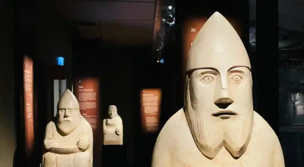Museets utställning visar spår efter Oden i form av forntida statyer. De har en unik, uttrycksfull stil.