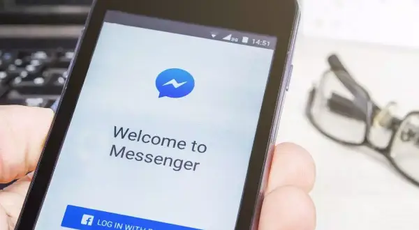 Ekran startowy Messengera na telefonie. Kliknij "Zaloguj się z Facebook" aby dowiedzieć się, jak uruchomić Messenger.
