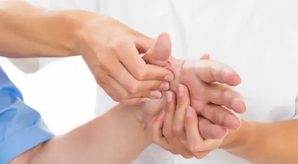 Mani che si massaggiano per alleviare il dolore al palmo della mano sotto il pollice.