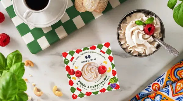 Opakowanie wegańskiego kremu z nerkowców w stylu mascarpone z malinami i orzechami.