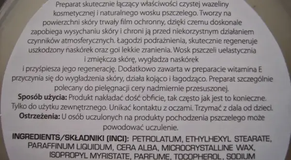 Wazelina kosmetyczna z woskiem pszczelim. Składnik PETROLATUM (wazelina) tworzy ochronny film, nawilża i regeneruje skórę. Idealna dla cery suchej.