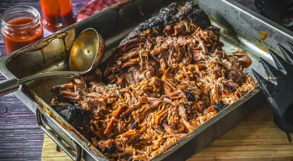 Pulled Pork im Bräter, perfekt für Gasgrill Rezepte. Saftig, zart und mit einer köstlichen Kruste.