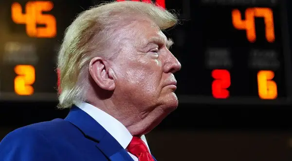 Donald Trump, USA:s 45:e president, i profil. Bakom honom syns siffrorna 45 och 47, vilket väcker frågan: hur många presidenter har USA haft?